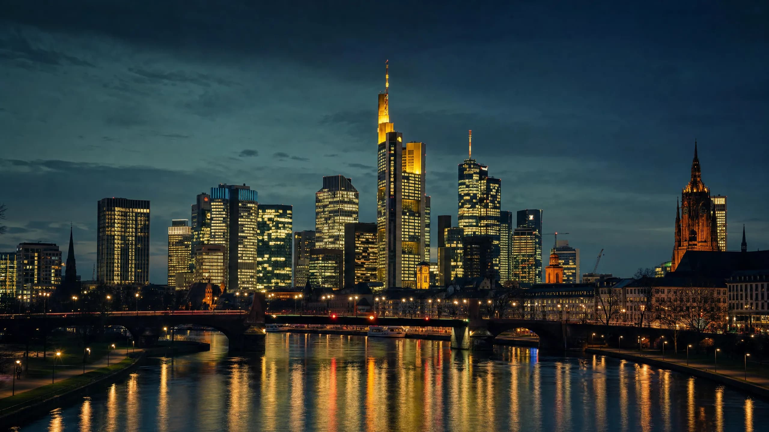 Frankfurter Skyline zur blauen Stunde
